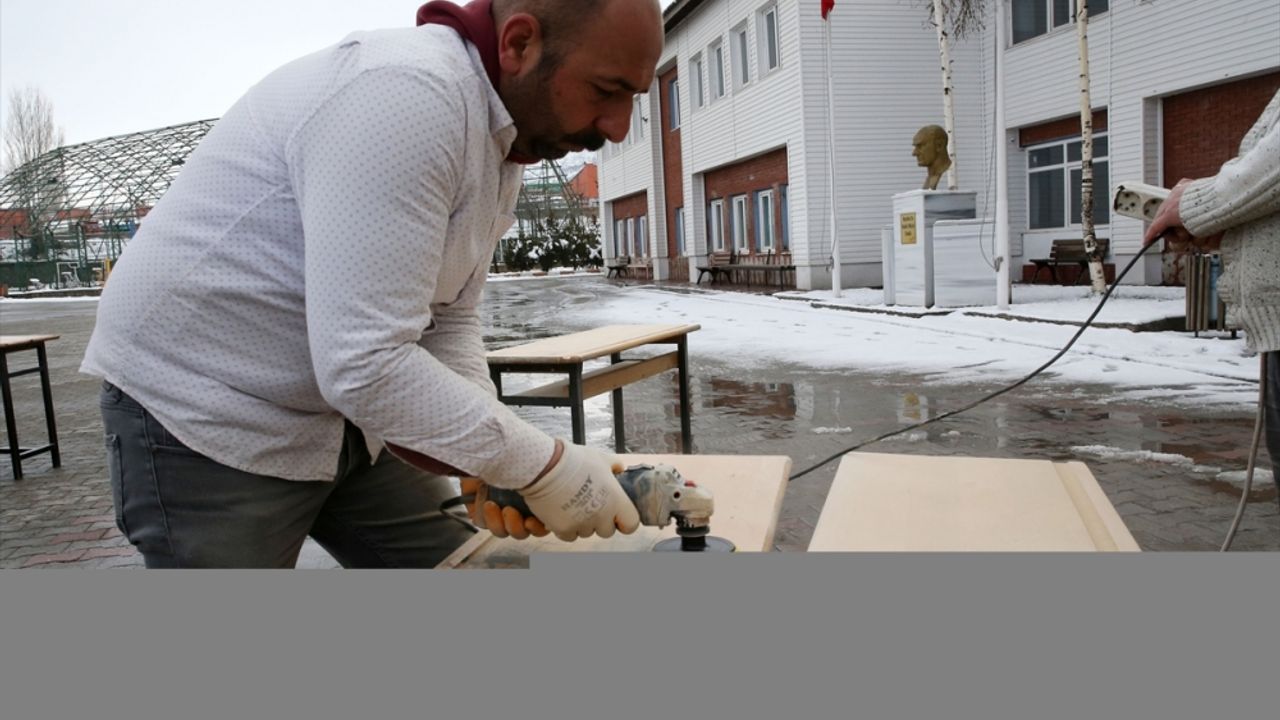 Bitlis'te kullanılamaz durumdaki sıra ve masalar yenilenerek okullara kazandırıldı