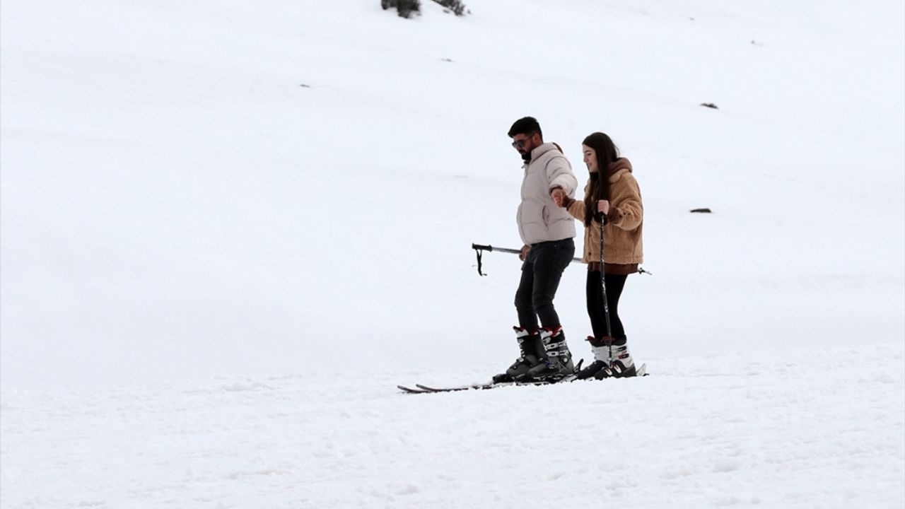 Bitlis'te vatandaşlar tatili kayak merkezinde değerlendirdi