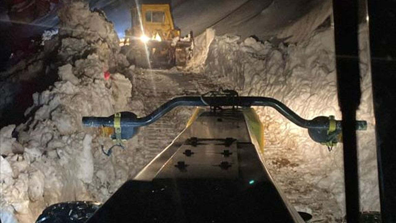 Bitlis'te yoğun kar ve tipide aracıyla mahsur kalan arıcı ekiplerce kurtarıldı