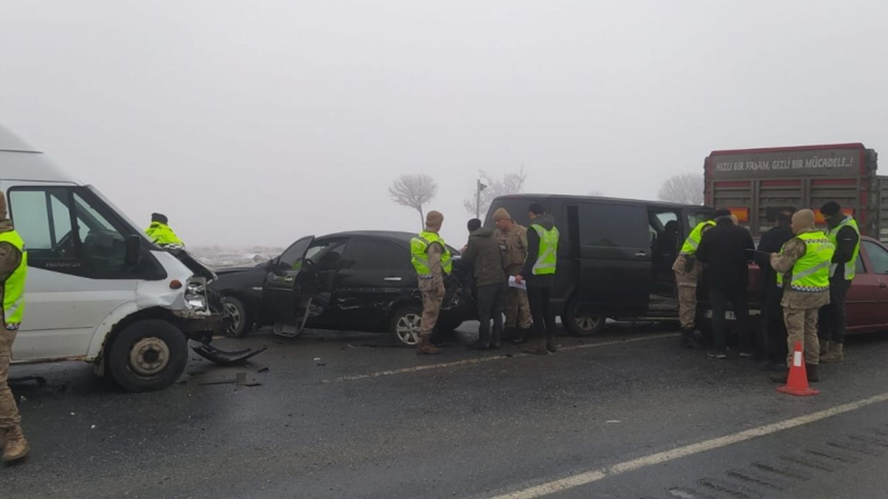 Bitlis'te zincirleme trafik kazasında 20 kişi yaralandı