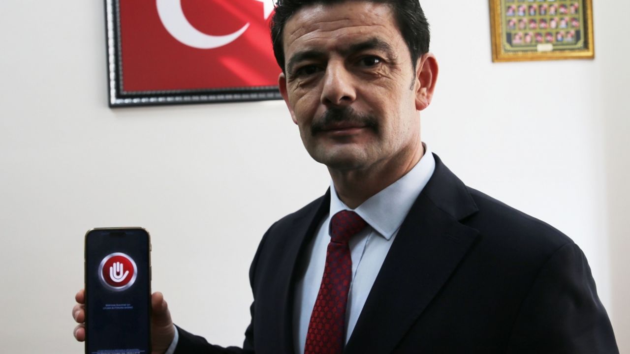 Bitlis'te polisler, vatandaşlara "UYUMA" ve "NARVAS" projelerini anlattı