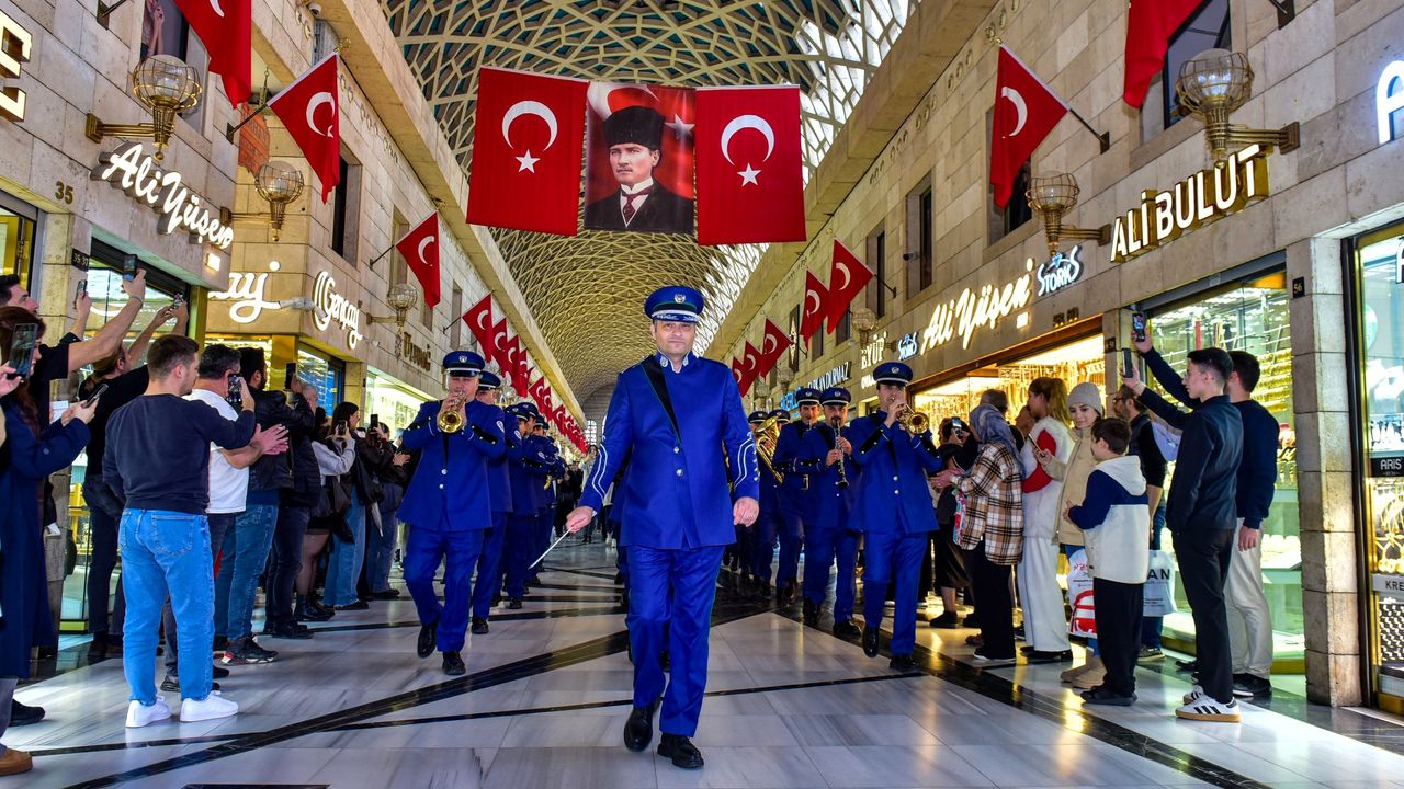 Bursalılar, Tarihi Hanlar Bölgesi’nde Cumhuriyet’i marşlarla kutladı
