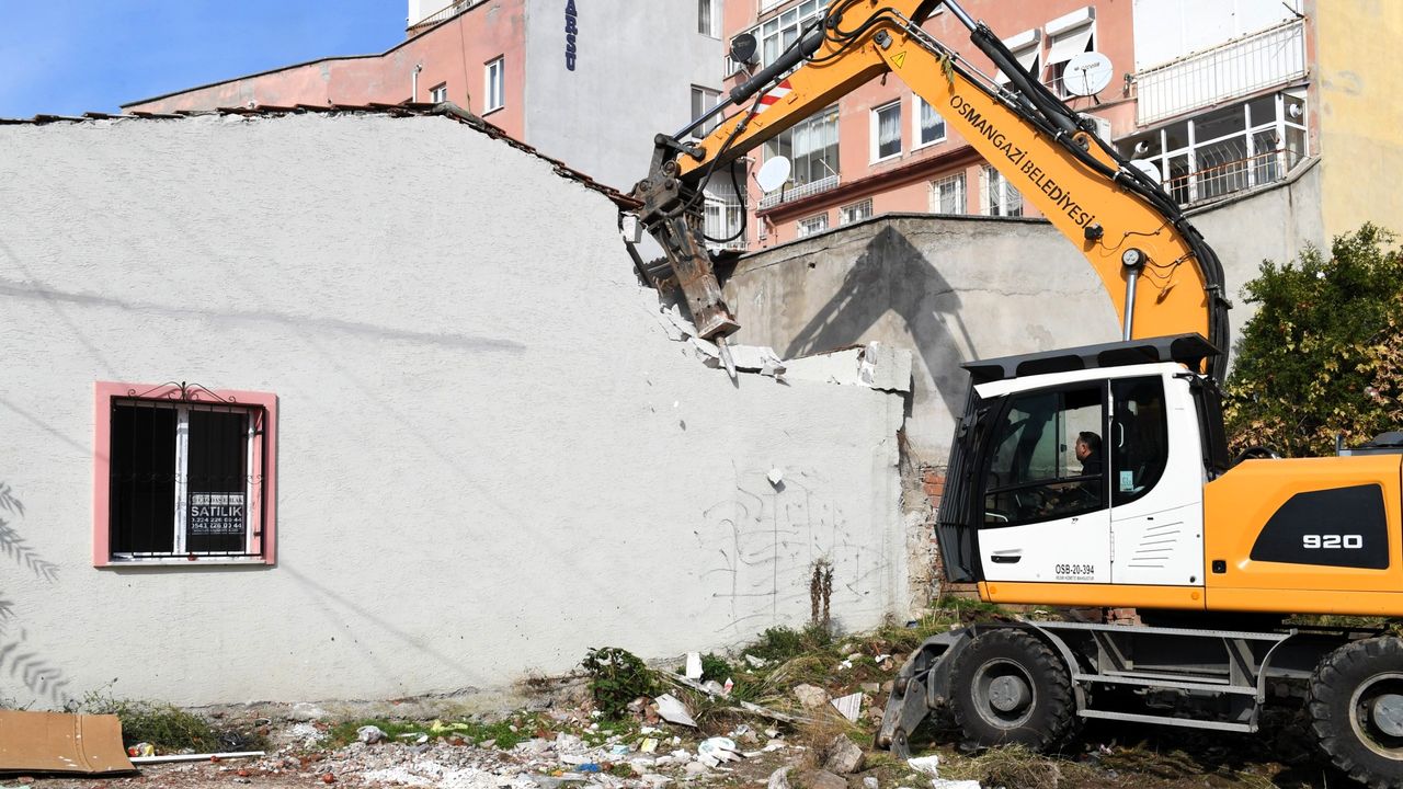 Osmangazi Belediyesi’nden tarihi koruyan yıkım