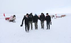 Atlı kızaklar Çıldır Gölü'nün buzlu yüzeyine çıkarılmaya başlandı