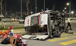 Başkentte otomobilin çarptığı ambulans devrildi