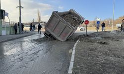 Elazığ'da yolun çökmesi sonucu yan yatan hafriyat kamyonunun sürücüsü yaralandı