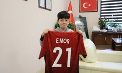 Emre Mor, lösemi tedavisi gören çocuğa forma gönderdi