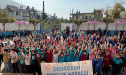 Hatay'da gönüllü gençlerden depremzede çocuklara moral etkinliği