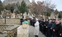 Mersin'deki otobüs kazasında ölen 3 kişinin cenazesi Mardin ve Şırnak'ta defnedildi