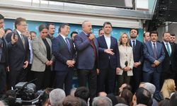 AK Parti'nin Antalya Büyükşehir Belediye Başkan adayı Tütüncü, çiçeklerle karşılandı