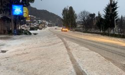 Kaş'ta dolu nedeniyle kapanan kara yolunda temizlik çalışması yapılıyor