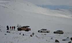 Off-road tutkunları Erzurum'da doğaya yem bırakıp karda lastik raftingi yaptı