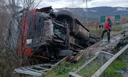 Sakarya'da dereye devrilen tırın sürücüsü yaralandı