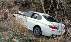 Sakarya'da sulama kanalına devrilen otomobildeki 3 kişi yaralandı