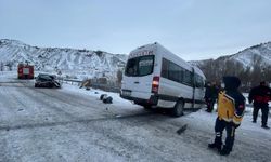 Sivas'ta yolcu minibüsü ile hafif ticari aracın çarpıştığı kazada 16 kişi yaralandı