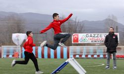 Antrenör amcalarının yetiştirdiği ikiz kardeşler atletizmde başarıdan başarıya koşuyor