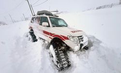 Ardahan'da yolu kapanan köylerdeki hastalar, ekiplerin çalışmasıyla hastaneye ulaştırıldı