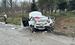 GÜNCELLEME - Bolu'da kamyon kırmızı ışıkta bekleyen otomobile çarptı: 1 ölü, 2 yaralı