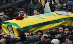 İsrail'in Lübnan’a düzenlediği hava saldırısında öldürülen Hizbullah bölge komutanının cenazesi defnedildi