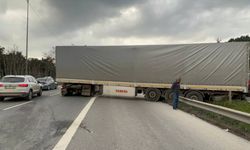 Kocaeli'de freni arızalanınca geri kayan tır araçlara çarparak durdu