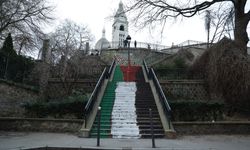 Paris'in simgelerinden Sacre Coeur'ün merdivenleri Filistin bayrağı renklerine boyandı