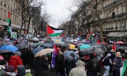 Paris'te yağmura rağmen Gazze için yürüyüş düzenlendi