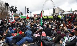 Londra'da yüz binlerce kişi İsrail'i protesto etti