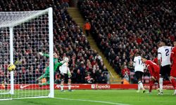 Liverpool, Luton Town engelini rahat geçti