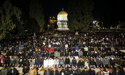 Mescid-i Aksa'da teravih namazı için 35 bin Müslüman saf tuttu