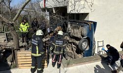 Bursa'da kontrolden çıkan otomobil iki bina arasındaki boşlukta asılı kaldı