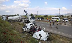 Gaziantep'te minibüsle beton mikseri çarpıştı 9 ölü 11 yaralı