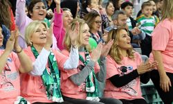 Yeşil beyaz tribünlerde pembe farkındalık