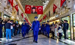 Bursalılar, Tarihi Hanlar Bölgesi’nde Cumhuriyet’i marşlarla kutladı