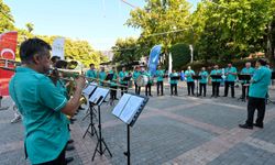 Bursa’da bando resitali: Vatandaşlar marşlara eşlik etti