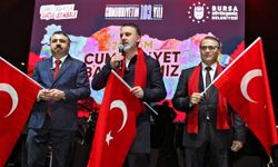Yağmura rağmen Bursa’da Cumhuriyet coşkusu dinmedi