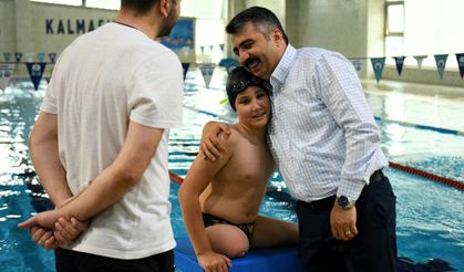 Tek koluyla yüzen Muhammed Ali şampiyonluğa kulaç atıyor