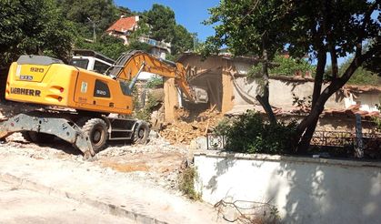 Osmangazi’de tehlike saçan metruk binalar yıkıldı