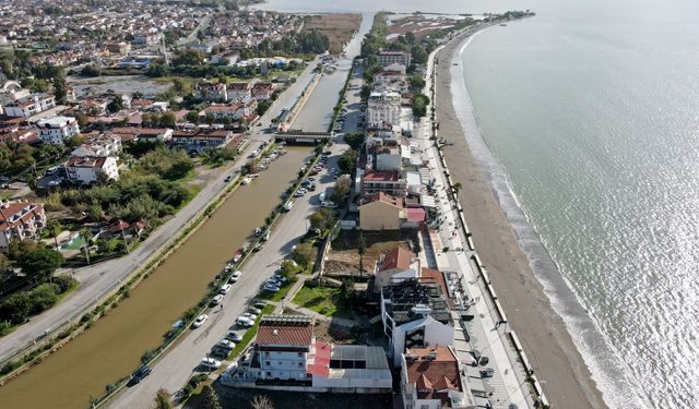 Fethiye'de güneşli hava dolayısıyla sahilde yoğunluk oluştu