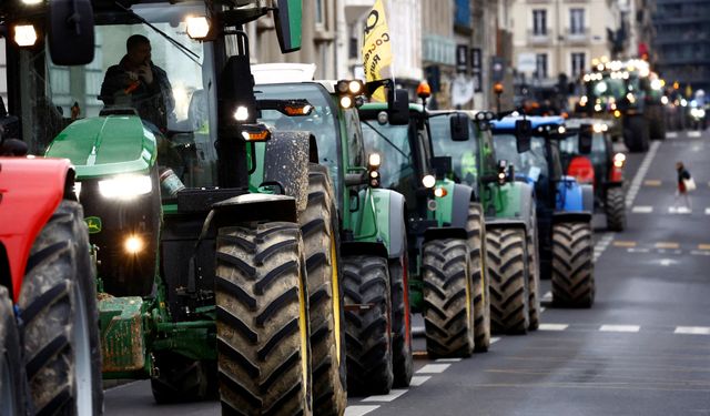 Fransa'da çiftçiler, traktörleriyle Paris'te trafiği durdurdu