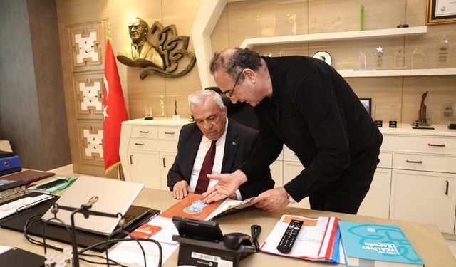 Sunay Akın, Eczacılık Kültürü Müzesi’ni Başkan Özdemir’e anlattı