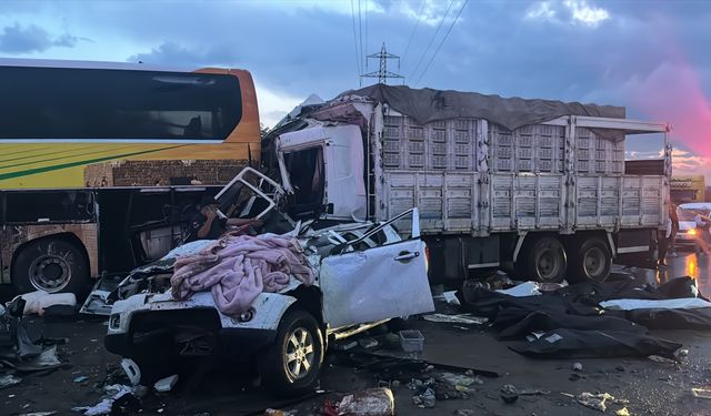 Mersin'de zincirleme trafik kazasında 12 kişi öldü, 28 kişi yaralandı