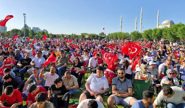Bursalılar Türkiye - Portekiz maçını dev ekranlarda izledi