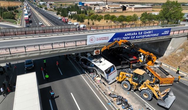 Ankara'da yolcu otobüsünün köprü ayağına çarptığı kazada 9 kişi öldü, 27 kişi yaralandı