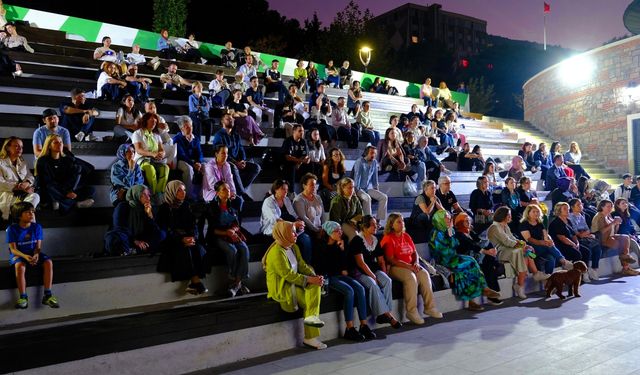 Atatürk Stadyumu Kütüphanesi önünde sinema keyfi