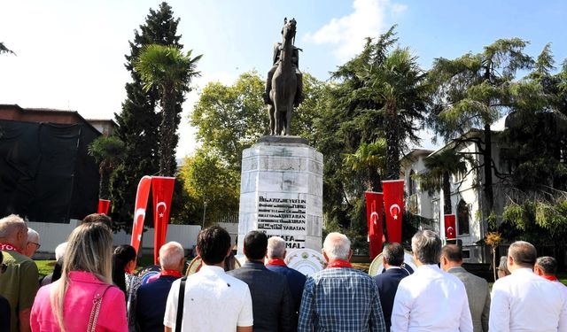 Atatürk’ün Bursa’ya gelişinin 100. yılı anısına çelenk sunumu yapıldı