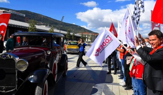 Klasik Otomobil Turu Osmangazi Meydanı’ndan start aldı