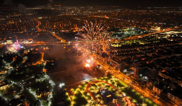 Bursa Yeni Yıl Meydanı’nda yılbaşı coşkusu