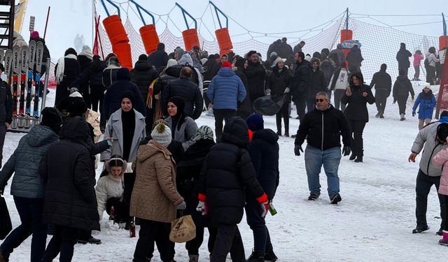 Uludağ’ın zirvesine turist akını