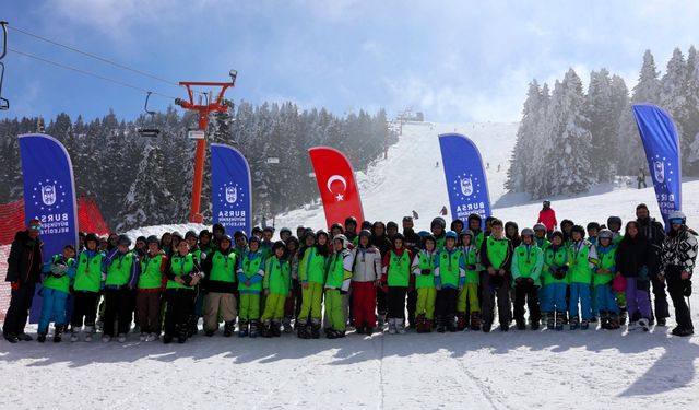 Uludağ’da öğrencilerin kayak heyecanı