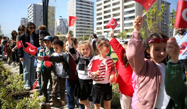 Nilüfer’de yeni parkın bitkilerini minikler dikti